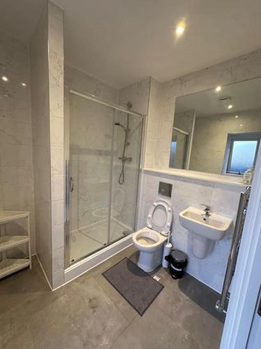 Large Ensuite Room in Manchester with Free Parking, Manchester (foto 9)