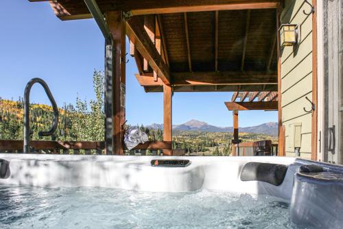 Byers Peak Mountain Escape – Winter Park Retreat with Scenic Views in Fraser, USA