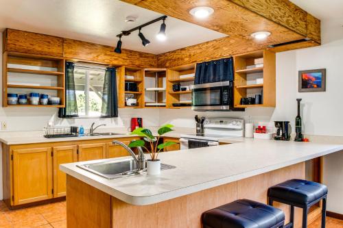 4 Mi to Beach: Keaau Retreat w/ Relaxing Porch! in Hawaiian Paradise Park (HI)