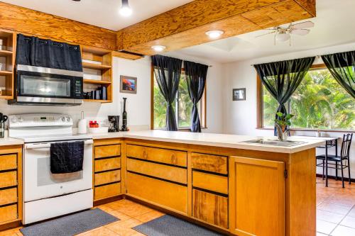 4 Mi to Beach: Keaau Retreat w/ Relaxing Porch! in Hawaiian Paradise Park (HI)