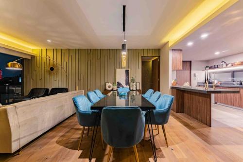 Stylish 3-Level Penthouse with Private Rooftop - image 2