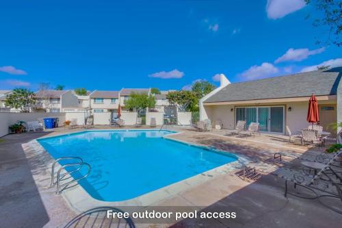 Entire Modern 4-Bedroom Home w Pool, King Bed, Garage, Prime Location in San Diego, USA