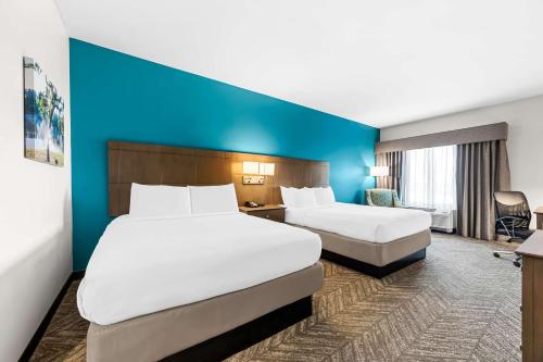 2 queen beds