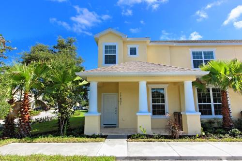 SERENITY 3 Bed 3 Bath Townhome with Pool, Private Balcony, Clubhouse, Communal Pool, Conservation View, Disney 15 mins by Orlando Holiday Rental Homes LLC 17401 in Orlando, USA
