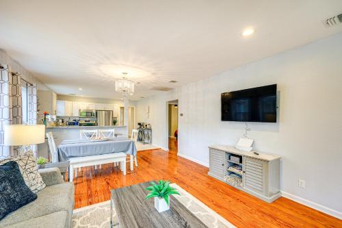 3 Mi to Dtwn Cozy San Antonio Home with Casita! in San Antonio, USA