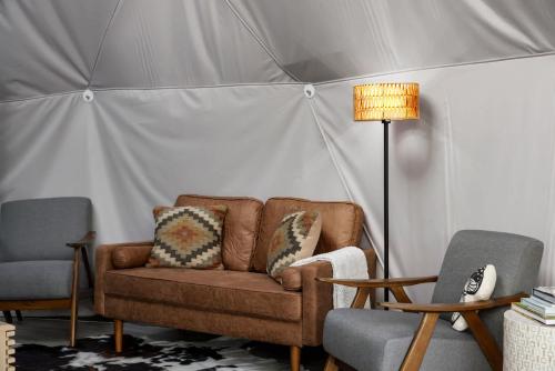 Glamping Dome w Hot Tub Fire Pit King Bed & Bath in Wardensville, USA