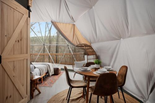 Glamping Dome w Hot Tub Fire Pit King Bed & Bath in Wardensville, USA