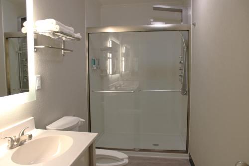 Super 8 by Wyndham Lamar - image 13