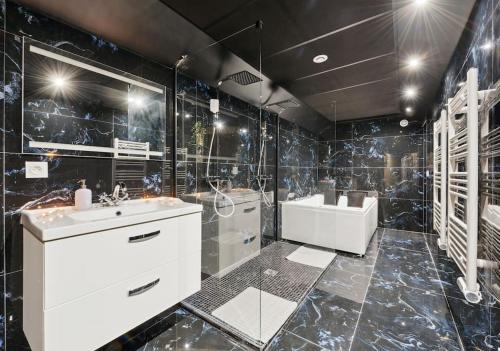 Love Room - Suite avec jacuzzi et sauna privatif in Корбей-Ессон