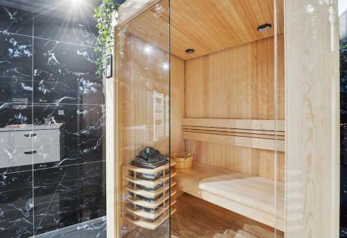 Love Room - Suite avec jacuzzi et sauna privatif in Корбей-Ессон