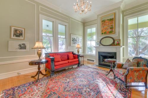 Ornate Victorian Home with Courtyard and Fire Pit! in Columbus városközpont