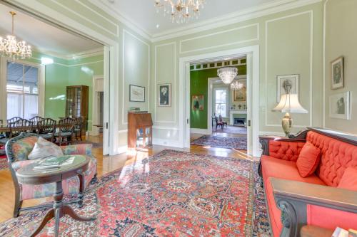 Ornate Victorian Home with Courtyard and Fire Pit! in Columbus városközpont