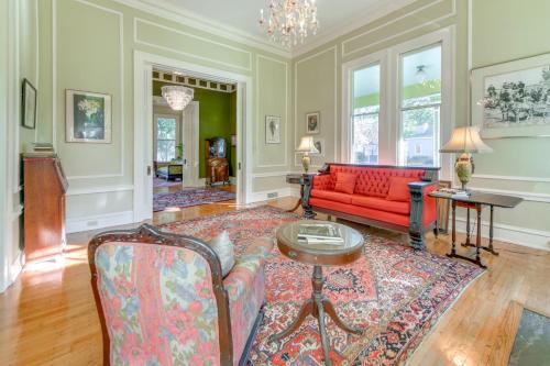 Ornate Victorian Home with Courtyard and Fire Pit! in Columbus városközpont