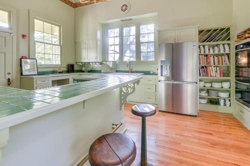 Ornate Victorian Home with Courtyard and Fire Pit! in وسط مدينة كولومبوس