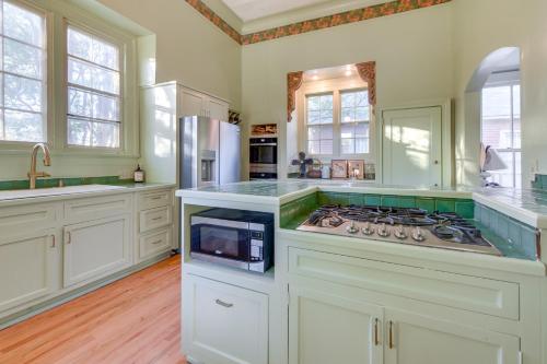 Ornate Victorian Home with Courtyard and Fire Pit! in وسط مدينة كولومبوس