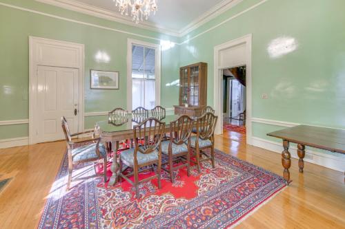 Ornate Victorian Home with Courtyard and Fire Pit! in وسط مدينة كولومبوس