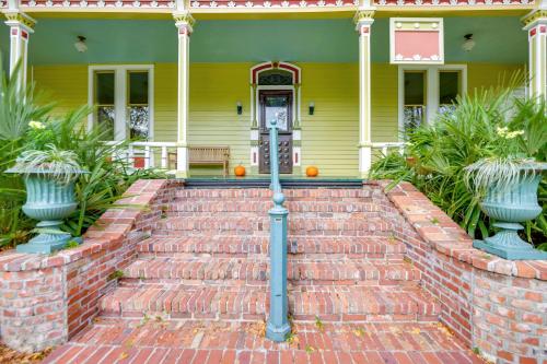 Ornate Victorian Home with Courtyard and Fire Pit! in Columbus városközpont