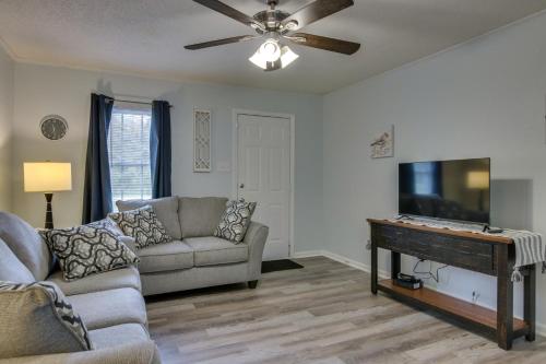 Near Lake Wylie - Updated Cottage with Yard! in Rock Hill, USA