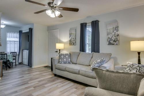 Near Lake Wylie - Updated Cottage with Yard! in Rock Hill, USA