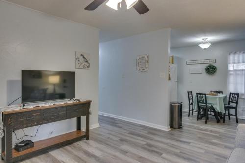 Near Lake Wylie - Updated Cottage with Yard! in Rock Hill, USA