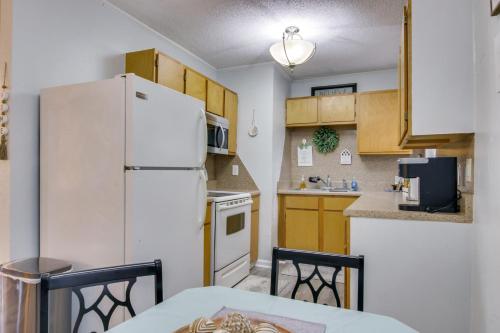 Near Lake Wylie - Updated Cottage with Yard! in Rock Hill, USA
