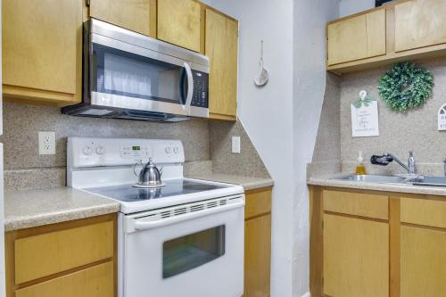 Near Lake Wylie - Updated Cottage with Yard! in Rock Hill, USA