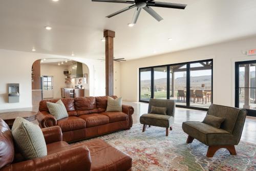 ห้องส่วนกลางสำหรับนั่งเล่น/ดูทีวี, Hidden Springs RV Resort in อิวินส์