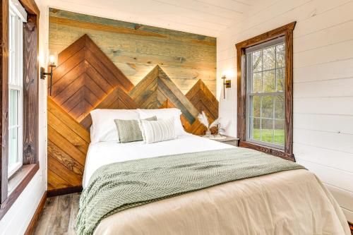 Hot Tub, Fire Pit, BBQ, On-Site Pond: Kenton Cabin in Martin (TN)