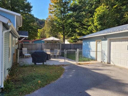 New! Elberta Cottage - Very Cute! Great Spot! in Elberta, USA