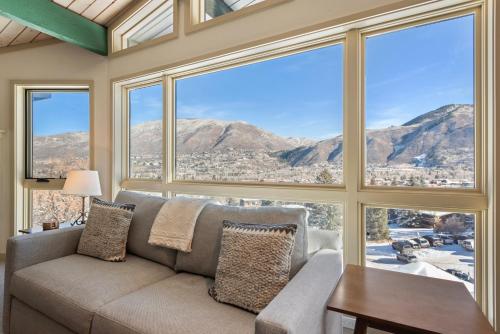 Shadow Mountain Unit 19, Charming Ski-In, Ski-Out Condo with Great Views and Pool Access