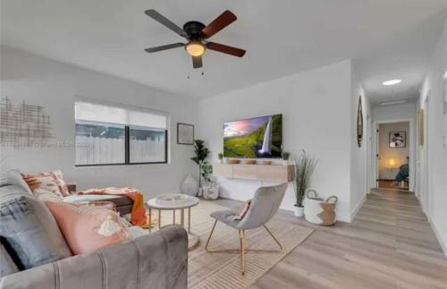 Boho Chic: 3BR Home with Pool in Hallandale Beach, USA