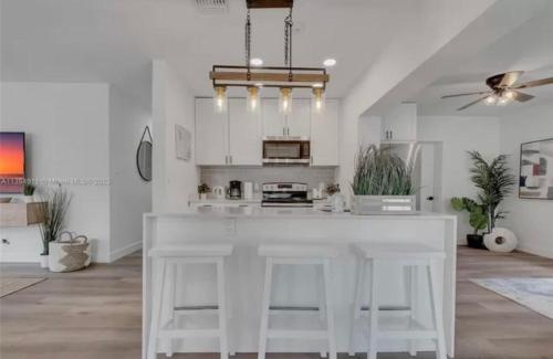Boho Chic: 3BR Home with Pool in Hallandale Beach, USA
