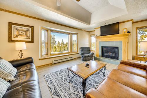 6 Mi to Winter Park Resort Duplex with Hot Tub!, Fraser