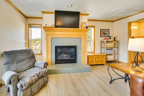 6 Mi to Winter Park Resort Duplex with Hot Tub! in Fraser, USA