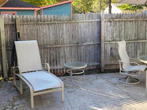 New! Elberta Cottage - Very Cute! Great Spot! in Elberta, USA