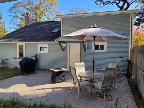 New! Elberta Cottage - Very Cute! Great Spot! in Elberta, USA