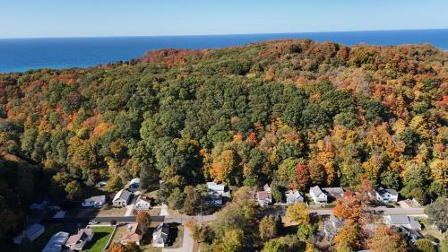 New! Elberta Cottage - Very Cute! Great Spot! in Elberta, USA
