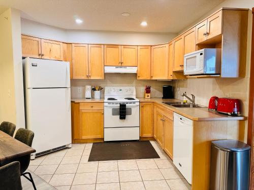 W463 Canmore 2BD 2BT, AC, MT view, Central Location - Tap to explore photos