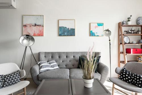 Chic Vibes in a Lakeside Townhouse, Belconnen