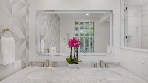 Two-Bedroom Deluxe Apartment with Ocean View image 5