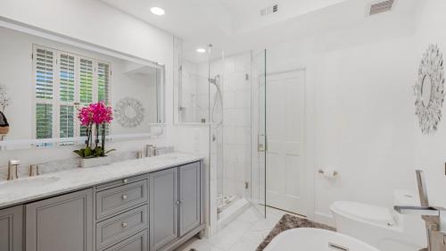 Two-Bedroom Deluxe Apartment with Ocean View image 2