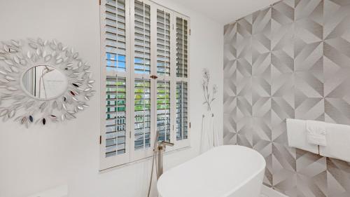 Two-Bedroom Deluxe Apartment with Ocean View image 1