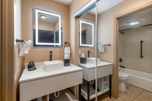 Best Western Plus Landing View Inn & Suites - image 11