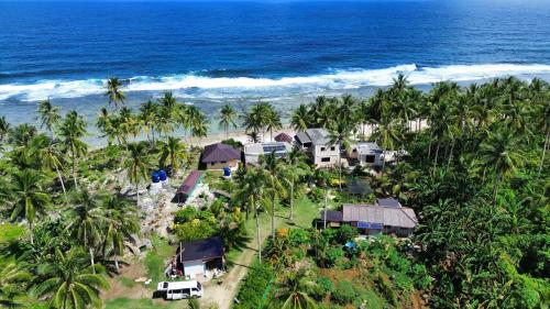 Lone Traveller Beach Window Room in Pilar