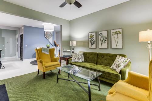 14 Mi to Niagara Falls State Park Stylish Home! in Tonawanda, USA