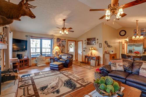 Cadiz Vacation Home with Deck Walk to Lake Barkley in Cadiz, USA