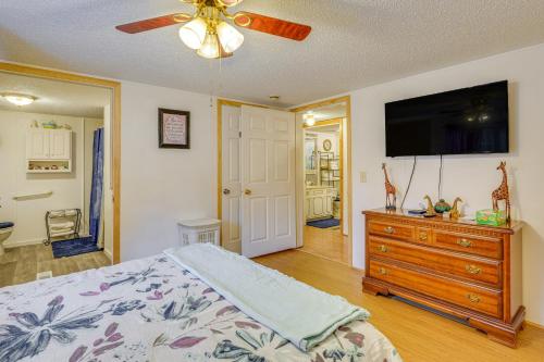 3 Mi to Dtwn Johnson City Home with Fenced Backyard in Johnson City, USA
