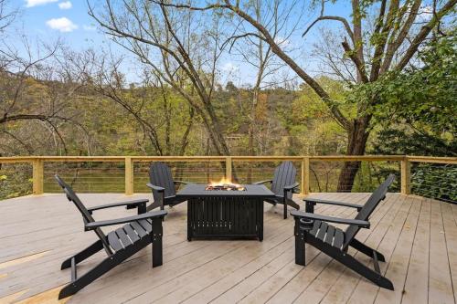 Waterfront Bourbon Trail Hot tub 2 miles BuffaloTr in Frankfort, USA