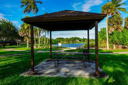 The Miamiville - Hidden Gem with Free Parking in Miami, USA