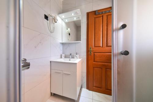 Two-Bedroom Apartment with Terrace and Sea View image 4